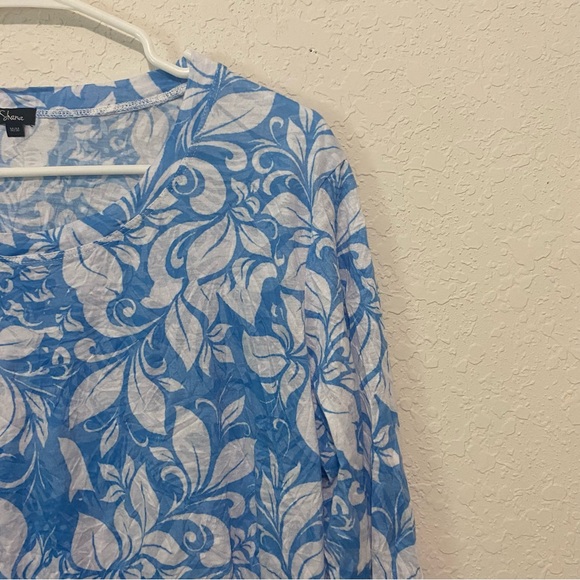 Shana boutique brand Blue & White Floral Tiered Flowy Top size Medium - Picture 3 of 10